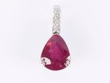 un gros plan d'un pendentif en rubis et diamants sur fond blanc