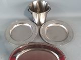 une assiette en argent et une tasse en argent posées sur une table