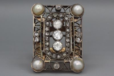 une broche-bague ancienne sertie de diamants et de perles