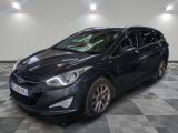 une voiture noire garée dans un garage au sol en damier