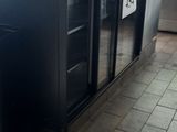 une grande cuisine équipée d'un réfrigérateur et d'un évier