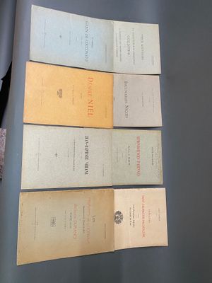 plusieurs livres sont empilés sur une table