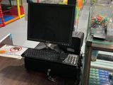 une photo d'un bureau d'ordinateur avec un clavier et une souris