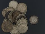 un tas de vieilles pièces de monnaie posées sur une surface noire