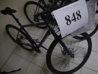 un vélo avec une étiquette de prix accrochée dessus