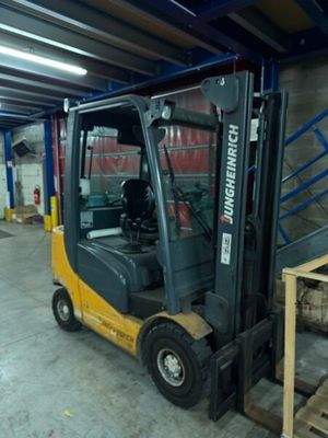 a forklift truck that is parked in a warehouse
