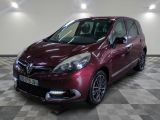 la voiture rouge est garée dans le garage sur un sol en damier