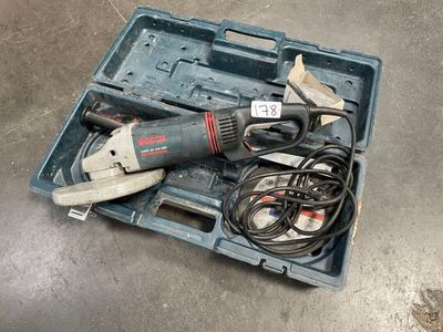 un outil dans une boîte à outils posée par terre