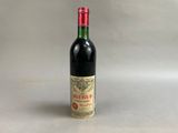 une vieille bouteille de vin posée sur une table