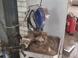 une machine posée sur une table dans un garage