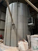 Silo d'intérieur de stockage et son contenu résiduel (stock … (photo 2)