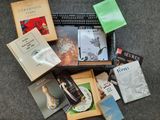 un grand nombre de livres posés sur le sol