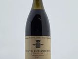 une bouteille de vin posée sur une table
