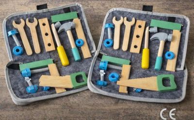 deux jeux d'outils dans la mallette posée sur la table