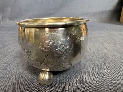 un bol ancien plaqué argent, orné d'un motif floral