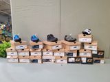 des boîtes de chaussures sont empilées sur une table