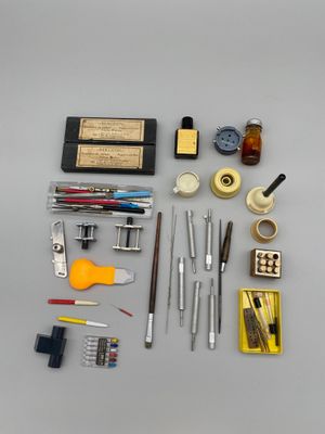 un grand nombre d'outils posés sur la table