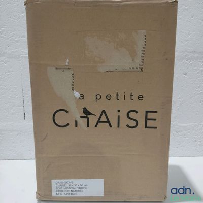 la boîte est vide et prête à être ouverte sur la table