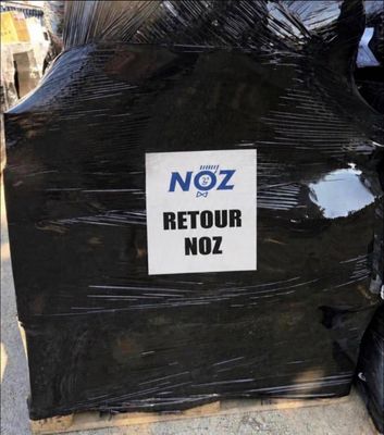 une pancarte à l'arrière d'une moto sur laquelle on peut lire « noz retour noz »