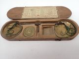 un étui en bois contenant une paire de lunettes