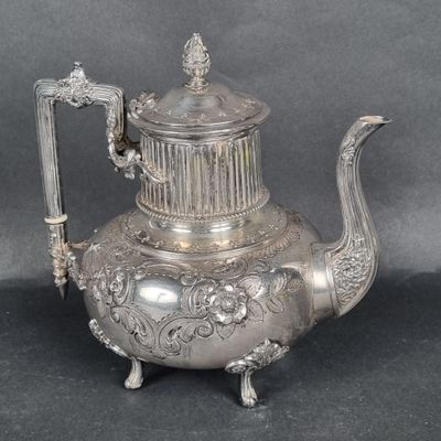 Belle cafetière en métal argenté à décor repoussé de fleurs …