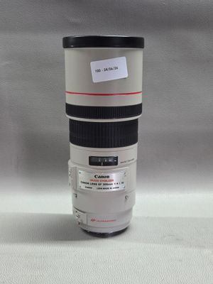 un objectif d'appareil photo posé sur une tasse posée sur une table