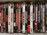 beaucoup de DVD rangés ensemble sur une étagère