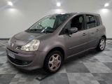 la photo d'une petite voiture grise garée dans un garage