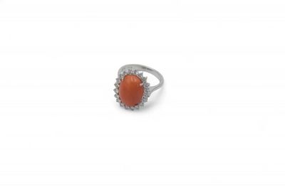 Bague en or gris 18k (750e), ornée d’un cabochon de corail e…