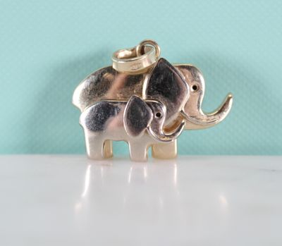 un éléphant coiffé d'un chapeau, posé sur une table
