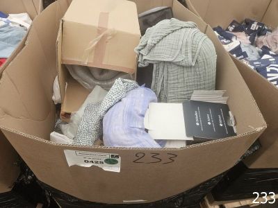une boîte en carton remplie de vêtements et d'autres objets