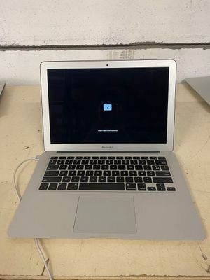 un ordinateur portable posé sur une table
