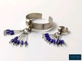 un bracelet en argent orné de perles bleues et une paire de boucles d'oreilles
