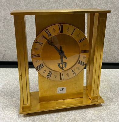 une horloge en or avec des chiffres romains sur le cadran