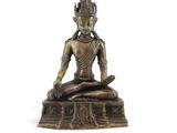 une statue en bronze représentant une personne assise en position du lotus