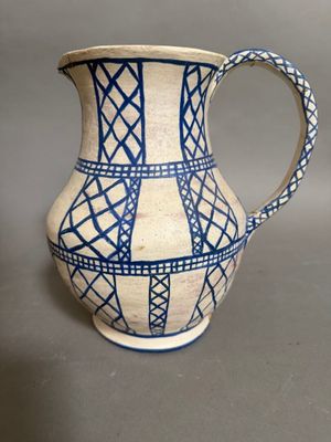 un vase bleu et blanc posé sur une surface grise