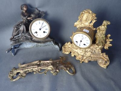 trois horloges et une figurine posées sur une table