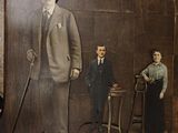 une photo d'un homme et d'une femme debout à côté d'une photo d'un homme