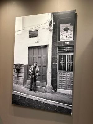 une photo en noir et blanc d'un homme debout devant un immeuble