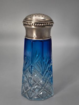 salière en verre bleu avec couvercle argenté