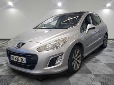 la voiture argentée est garée dans le garage sur le sol en damier