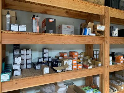 Dans la pièce du stock : Gros ensemble de visserie, principa…