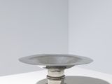 une photo d'une assiette en argent posée sur une table blanche