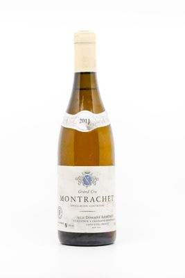 la bouteille de vin blanc est posée sur une surface blanche