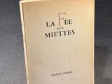 un vieux livre posé sur une table sur une surface grise