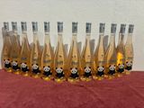 Six bouteilles de vin « Panda Bear » sont alignées sur une table