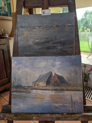 un tableau représentant une grange, posé sur un chevalet dans un salon