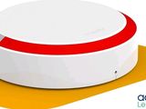 un gros plan d'un objet blanc et rouge posé sur une surface jaune