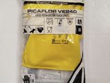 un gros plan sur un sachet de gants jaunes posé sur une surface blanche