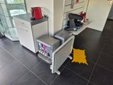 une cuisine équipée d'une cuisinière, d'un réfrigérateur et d'un micro-ondes